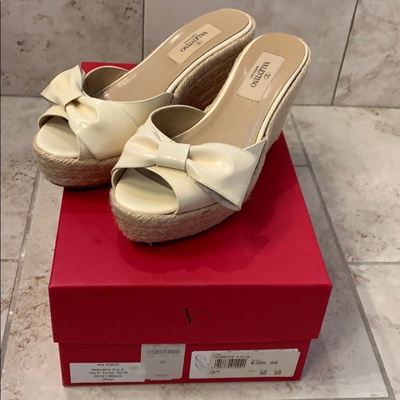 🚫Sold Classy Valentino wedge with box - Picture 3 of 8
